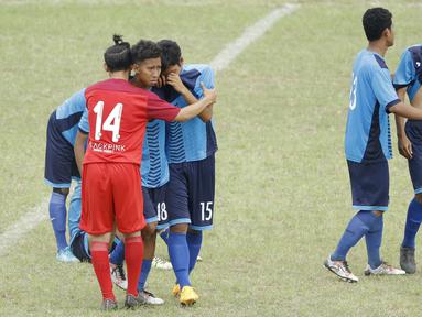 Pemain Unitomo Surabaya tampak sedih usai takluk dari UMM Malang pada laga Torabika Campus Cup 2017 di Stadion Universitas Negeri Malang, Rabu, (01/11/2017). UMM menang adu penalti 4-3 atas Unitomo. (Bola.com/M Iqbal Ichsan)