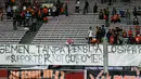 Bentangan salah satu spanduk protes kenaikan harga tiket saat laga Persija melawan Persela di Stadion GBK Jakarta, Minggu (1/3/2015). (Liputan6.com/Helmi Fithriansyah)