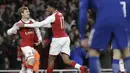 Selebrasi pemain Arsenal, Nacho Monreal (kiri) usai mencetak gol ke gawang Chelsea  pada laga semifinal Piala Liga Inggirs di Emirates stadium, London, (24/1/2018). Arsenal menang 2-1. (AP/Matt Dunham)