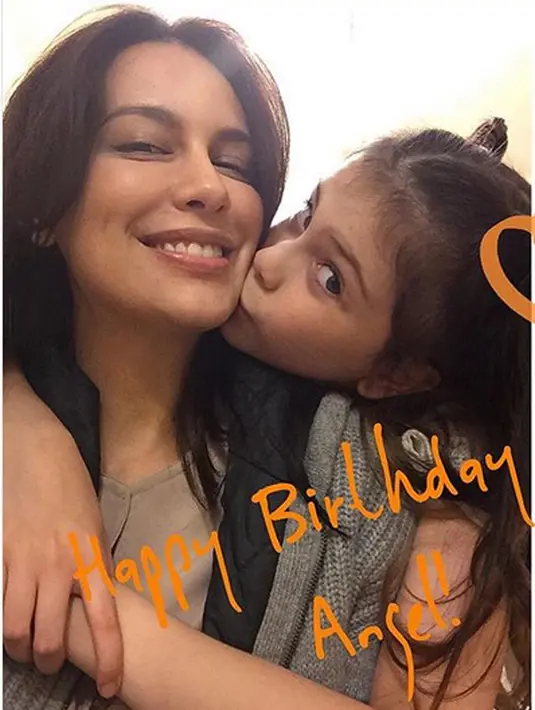 Minat menekuni dunia hiburan juga sudah terlihat dari anak keduanya, Manuella Natasha Aziza Villareal. Menurutnya putrinya yang kini usia 12 tahun sudah ada keinginan untuk bermain dalam film. (Instagram/sophia_latjuba88)