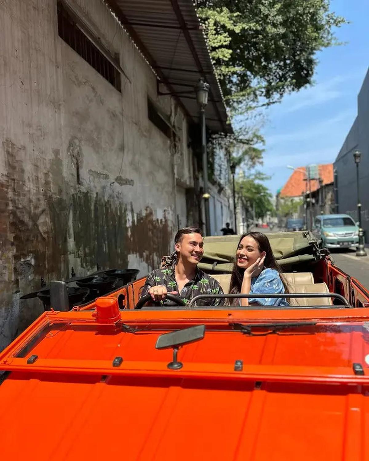 6 Outfit Couple Rendy Kjaernett dan Lady Nayoan, Tampil Gaya Bareng Pasangan