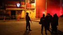 Polisi menjaga klub penari telanjang yang menjadi lokasi penyerangan di Coatzacoalcos, Veracruz, Meksiko, Rabu (28/8/2019). Sebanyak 25 orang tewas dan 11 lainnya luka-luka setelah serangan kelompok bersenjata di sebuah klub penari telanjang bernama Caballo Blanco. (AP Photo/Felix Marquez)