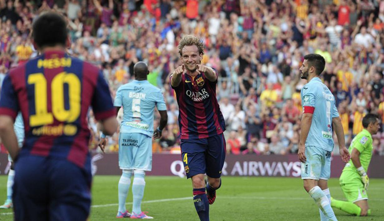Gelandang Barcelona, Ivan Rakitic (tengah), merayakan golnya ke gawang Granada di Stadion Camp Nou, (27/9/2014). Barcelona unggul enam gol tanpa balas atas Granada. (AFP PHOTO/Josep Lago)