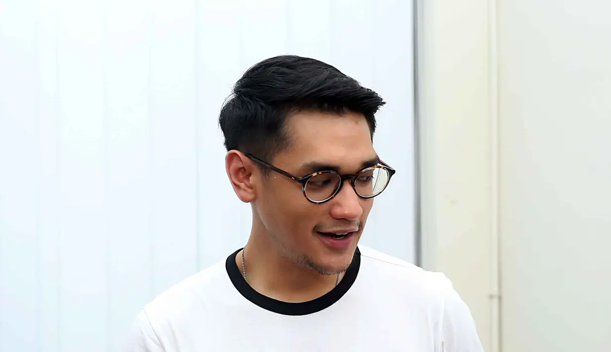 "Saya sih selalu olahraga, ga karena sebelum konser aja sih. Saya sih sekarang lagi intens cross training, latihan cardio dengan beberapa gerakan intens selama 30 menit nggak ada jeda,” tambah Afgan. (Nurwahyunan/Bintang.com)