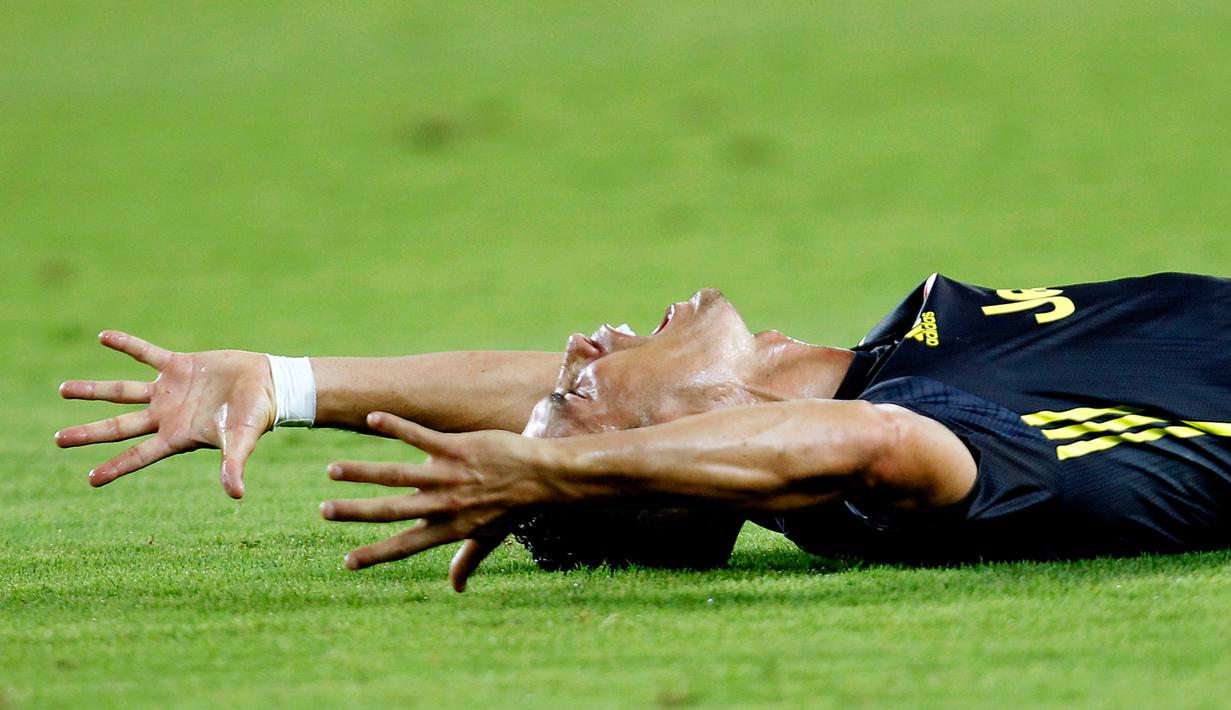 Pemain Juventus, Cristiano Ronaldo bereaksi setelah menerima kartu merah saat melawan Valencia pada matchday pertama Grup H Liga Champions, di Stadion Mestalla, Rabu (19/9). Ronaldo menerima kartu merah dari wasit pada menit ke-29. (AP /Alberto Saiz)