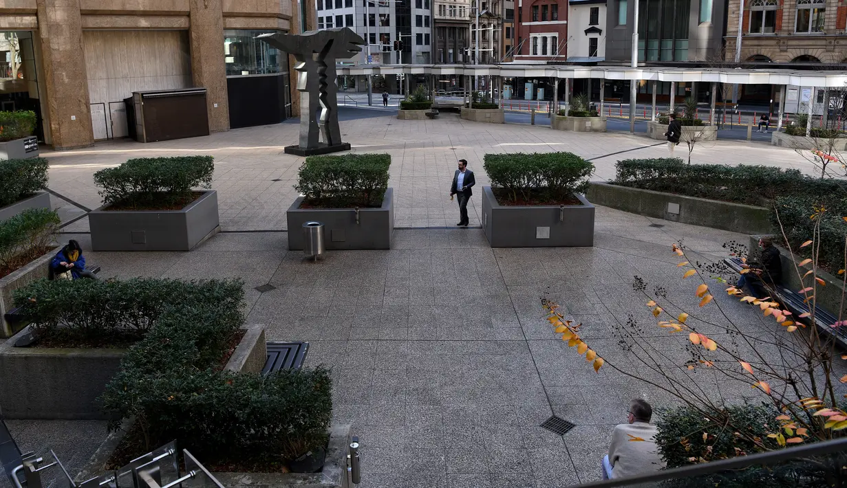Orang-orang duduk di alun-alun yang tenang di kawasan pusat bisnis Sydney, Selasa (6/7/2021). PM negara bagian New South Wales Gladys Berejiklian mengutarakan pihaknya akan memutuskan apakah akan memperpanjang lockdown di Sydney atau tidak yang harusnya berakhir pada 9 Juli. (Bianca De Marchi/AFP)