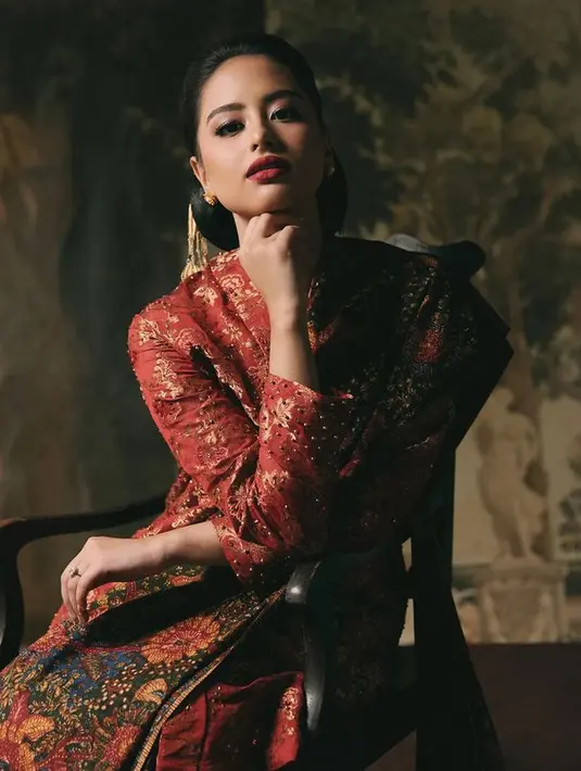 Pemilihan warna merah marun pada busana ini mewakili persona Amanda yang bold dan anggun. Amanda mengenakan kebaya A-Line yang terinspirasi dari busana dengan pencampuran budaya antara Cina dan Indonesia. Kebaya ini dipadukan dengan kain batik tulis tiga negeri Lasem yang dibuat oleh pembatik di Lasem. (instagram/didietmaulana)