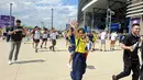 Seorang suporter Ekuador melambaikan tangan ke arah kamera saat berjalan menuju MetLife Stadium, New York New Jersey, AS, jelang laga fase grup Piala Dunia 2026 melawan Jerman, Kamis (25/6/2026). Antusiasme suporter dari kedua negara sudah terasa sejak beberapa jam sebelum kick-off dengan memenuhi area sekitar stadion. (KLY Sports/Hery Kurniawan)