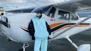 Pelantun lagu "Money" ini juga berfoto di sisi light aircraft. (Foto: Instagram/ lalalalisa_m)