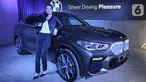 Model berpose di mobil all-new BMW X6 saat peluncuran di German Centre BSD, Tangerang Selatan. The News X6 yang memiliki desain tegas dan kokoh inovasi canggih seperti lampu Iconic Glow di BMW kidney grille diproduksi di Spartanburg, South Carolina. (Liputan6.com/Fery Pradolo)