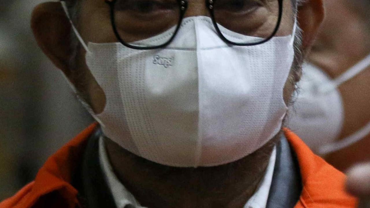 Syahrul Yasin Limpo terlihat mengenakan rompi tahanan KPK berwarna oranye. Selain itu, kedua tangannya tampak terborgol.