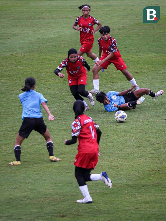 Pemain Timnas Indonesia U-20 berebut bola dengan pemain Tim Putri PW Saputra, Subang pada laga uji coba untuk persiapan Kalifikasi Piala Asia Wanita U-20 2023 yang berlangsung di Lapangan A, Kompleks Stadion Utama Gelora Bung Karno (SUGBK), Senayan, Jakarta, Kamis (02/03/2023). (Bola.com/Bagaskara Lazuardi)