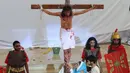 Momen penyaliban Yesus ditampilkan dalam teatrikal prosesi jalan salib di Gereja Santa Maria Regina Bintaro, Tangerang Selatan, Banten, Jumat (30/3). Prosesi ini bagian dari perayaan Paskah yang dirayakan umat Kristian. (Liputan6.com/Angga Yuniar)