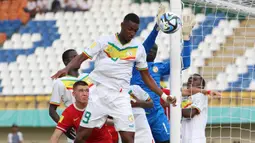 Kiper Timnas Senegal U-17, Serigne Diouf dan rekannya, Idrissa Gueye (tengah) berusaha menghalau bola dari ancaman pemain Timnas Polandia U-17 pada laga kedua Grup D Piala Dunia U-17 2023 di Stadion Si Jalak Harupat, Kabupaten Bandung, Selasa (14/11/2023). (Bola.com/Ikhwan Yanuar)