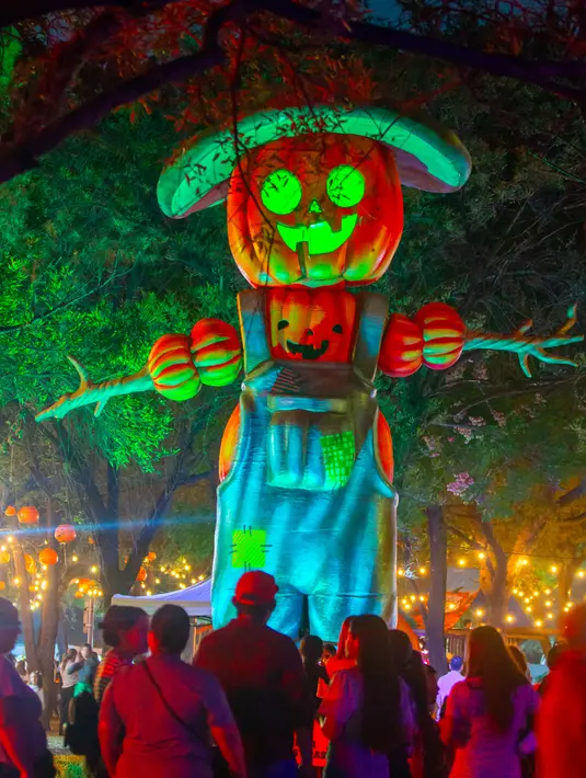 Di beberapa negara, seperti Meksiko, Halloween berbaur dengan perayaan Día de los Muertos (Hari Orang Mati), yang menghormati roh leluhur dengan altar dan perayaan penuh warna. (Julio Cesar AGUILAR/AFP)
