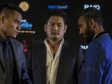 Atlet MMA, Stefer Rahardian, berhadapan dengan Muhammad Imran jelang laga One Championship di Ballroom Hotel Fairmont, Jakarta, Kamis (18/1/2018). One Championship akan menggelar laga bertajuk Kings of Courage. (Bola.com/Vitalis Yogi Trisna)