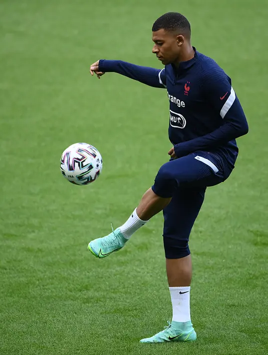 Pemain depan Prancis, Kylian Mbappe mengontrol bola selama sesi latihan menjelang pertandingan persahabatan dengan Bulgaria di Stade de France, utara Paris, Senin (7/6/2021). Timnas Prancis akan bersua Bulgaria pada laga uji coba jelang Euro 2020, Rabu (9/6) dinihari WIB. (FRANCK FIFE / AFP)