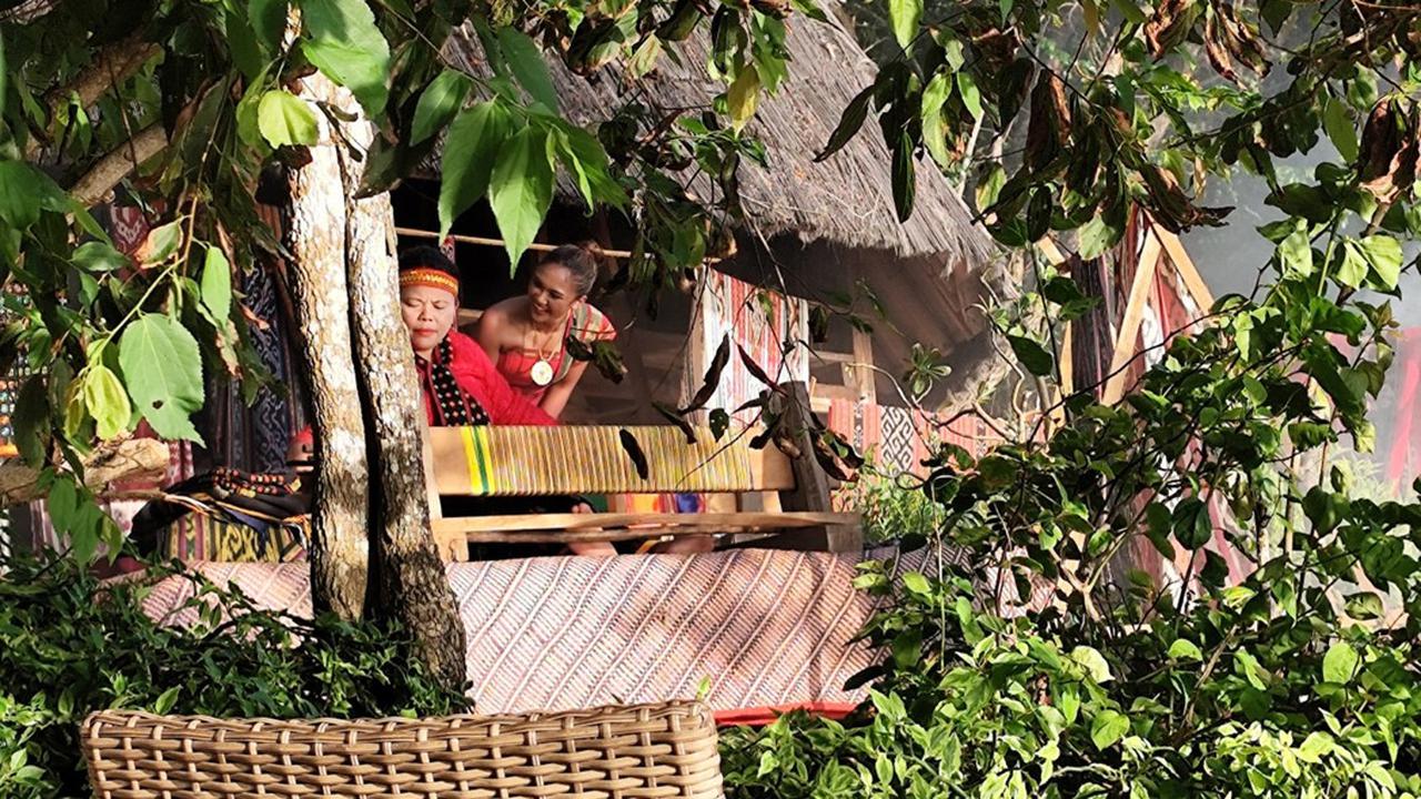 Dari Laut Biru yang Jernih hingga Bukit nan Eksotis, Intip Momen Marion Jola Eksplor Keindahan Labuan Bajo pada Iklan Terbaru Kuku Bima