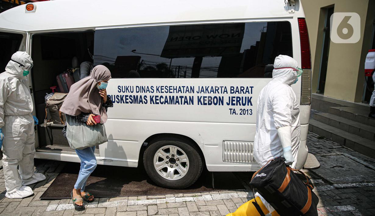 Pasien tanpa gejala Covid-19 yang diantar dengan ambulans tiba di Hotel U Stay Mangga Besar, Sawah Besar, Jakarta, Senin (28/9/2020). Sebagian pasien tanpa gejala mulai diisolasi di hotel untuk mengantisipasi daya tampung Rumah Sakit Darurat Wisma Atlet yang semkain padat. (Liputan6.com/Faizal Fanan