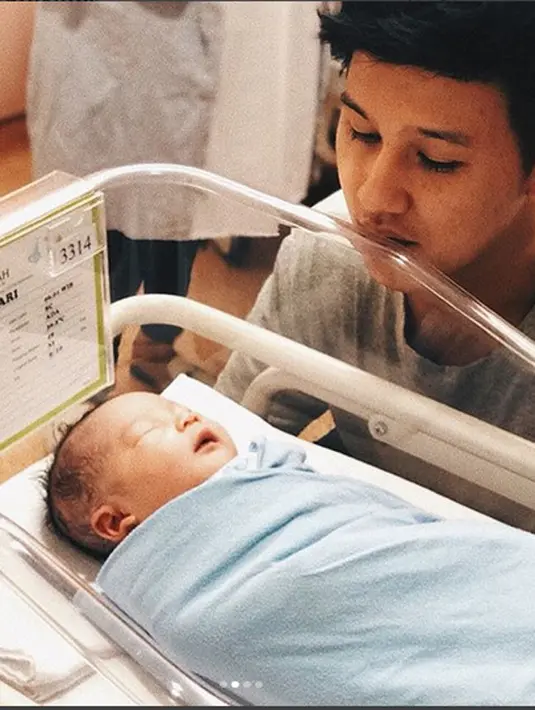 Kevin Julian terus memandangi sang buah hati yang disingkatnya NKJ tersebut. Sedangkan sang bayi tertidur pulas didalam box bayi. (Instagram/rinni_w)