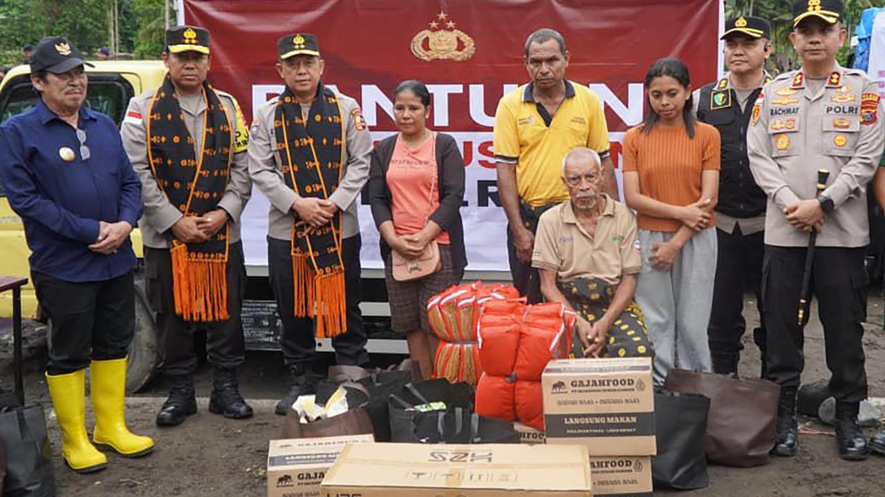 FOTO: Polri Salurkan Bantuan untuk Korban Banjir Bandang Mauponggo