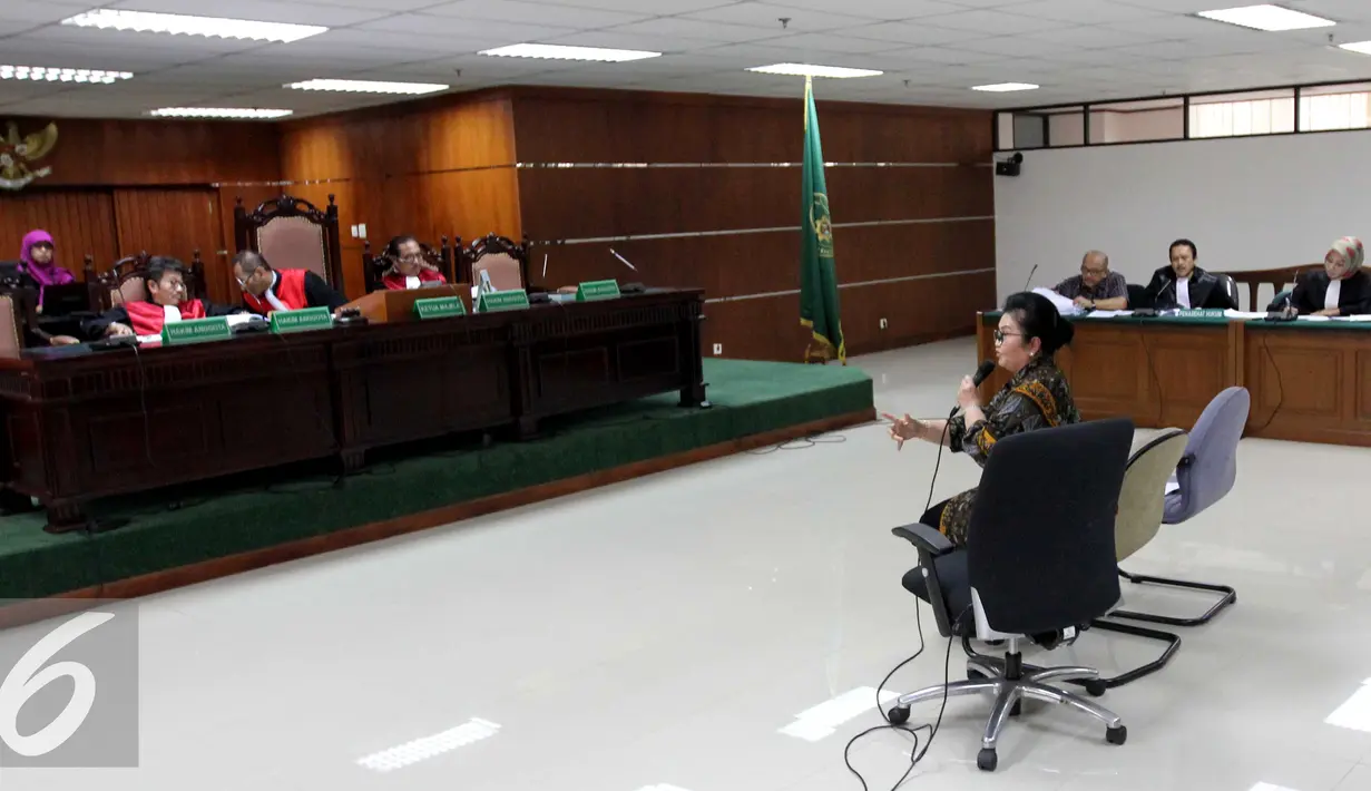 Eks Menkes, Siti Fadilah Supari menjadi saksi di persidangan kasus korupsi pengadaan alat kesehatan untuk penanganan wabah flu burung tahun 2006, Jakarta, Rabu (9/9/2015). Dalam kasus ini, Siti juga berstatus sebagai tersangka. (Liputan6.com/Helmi Afandi)