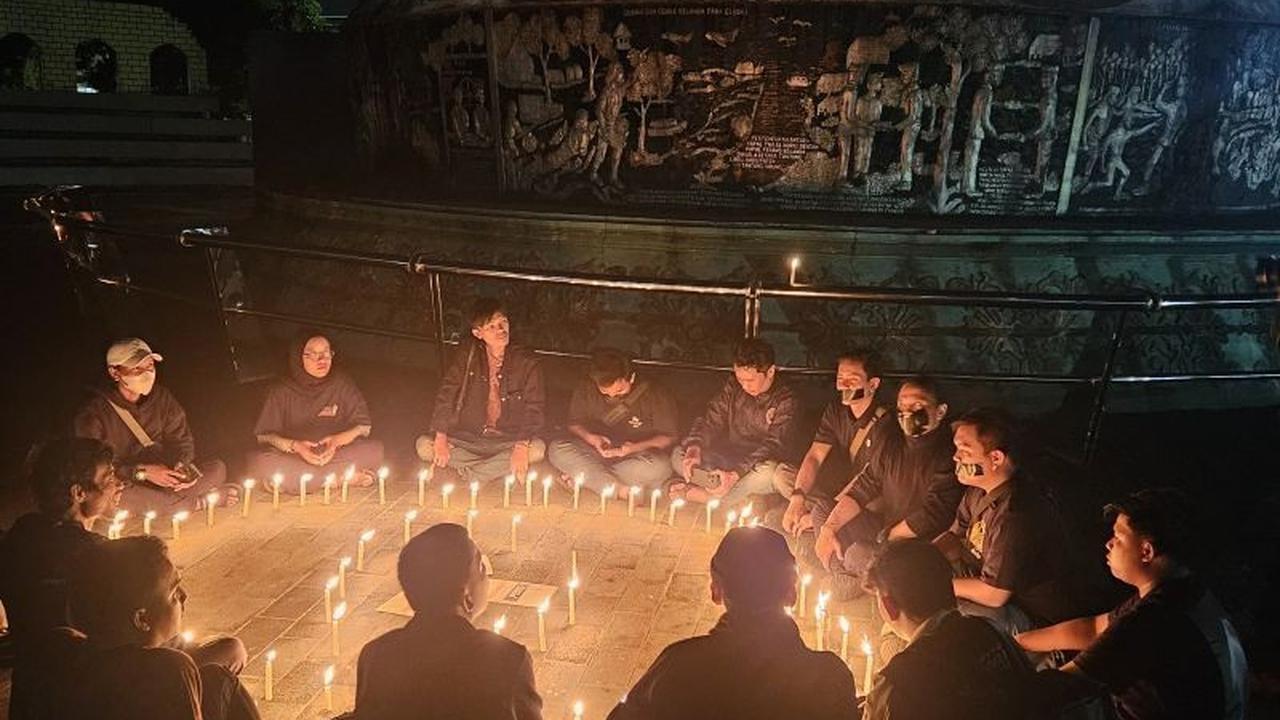 Aksi Seribu Lilin Jurnalis Jambi: Simbol Perlawanan untuk Kebebasan Pers Jambi yang Terhalang Polisi