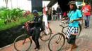 Komunitas sepeda ontel membawa sepedanya usai mendatangi Komisi Pemberantasan Korupsi (KPK), Jakarta, Senin (16/02/15).  Para pelajar mengayuh sepeda ontel selama 13 hari dari  Jember menuju Jakarta untuk mendukung KPK. (Liputan6.com/Faisal R Syam)