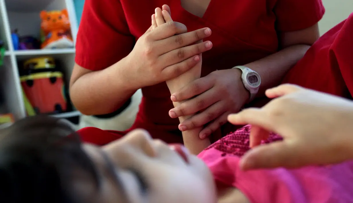 Graciela Elizalde, pengidap epilepsi langka dan cukup berat, menjalani terapi di rumahnya di Monterrey, Meksiko, 31 Agustus 2015. Hakim federal setempat memberikan izin kepada Graciela menggunakan ganja untuk keperluan medis. (REUTERS / Daniel Becerril)