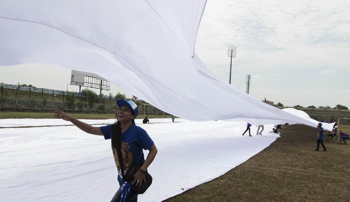 Ada kendala yang dihadapi oleh seluruh suporter dalam lanjutan pembuatan bendera merah putih raksasa. Kendala tersebut adalah dana tambahan sebanyak Rp 500 juta yang harus dikumpulkan. (Bola.com/Vitalis Yogi Trisna)
