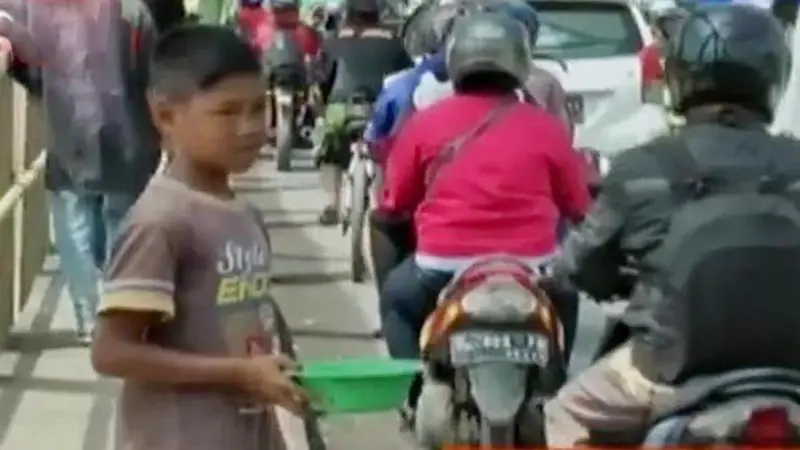 VIDEO: Belum Dapat Bantuan, Pengungsi Banjir Mengemis