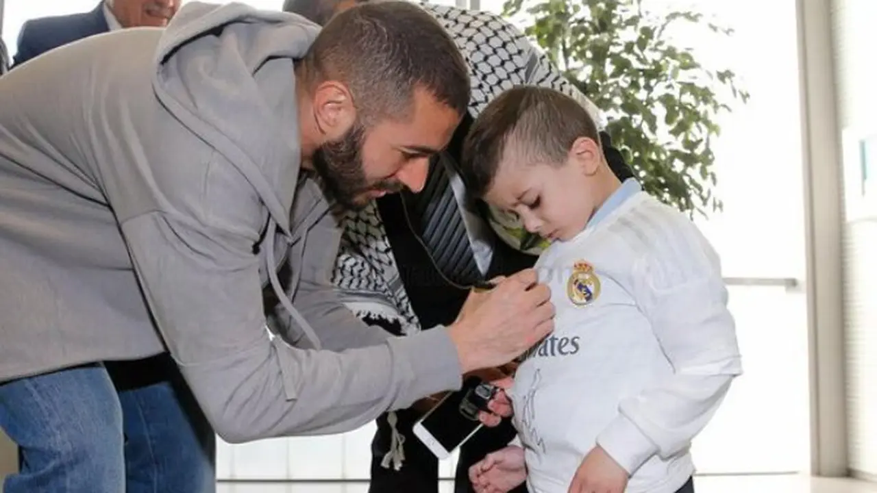 Karim Benzema bersama bocah palestina Ahmed Dawabcheh (Liputan6)