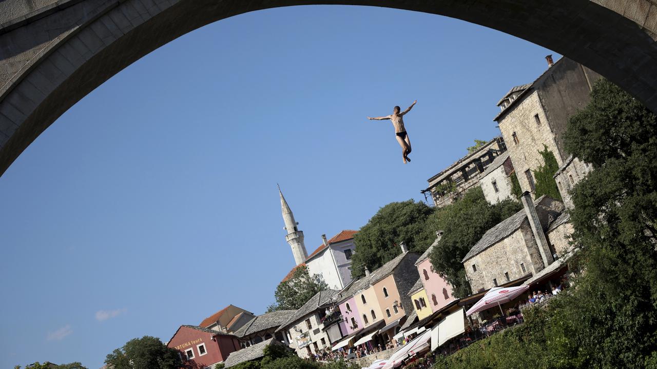 Di Bosnia, Terjun Bebas dari Jembatan Tua Jadi Atraksi Wisata