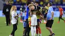 Striker Timnas Uruguay, Darwin Nunez berusaha dihibur pelatih Marcelo Bielsa usai berakhirnya laga semifinal Copa America 2024 di Bank of America Stadium, Charlotte, Amerika Serikat, Kamis (11/7/2024) pagi WIB. (AFP/Getty Images/Buda Mendes)