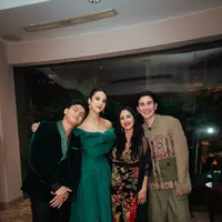 Para cast film “Gampang Cuan” tampil kompak dengan dresscode nuansa kehijauan. [Dok/Gampang Cuan Film]