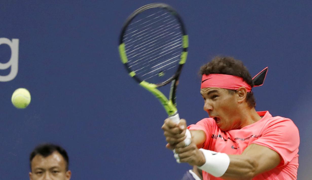 Petenis Spanyol, Rafael Nadal, mengembalikan bola saat bertanding melawan petenis Rusia, Andrey Rublev, pada laga turnamen AS Terbuka di New York, Rabu (6/9/2017). Nadal menang 3 set langsung 6-1, 6-1 dan 6-2 atas Andrey Rublev. (AP/Adam Hunger)