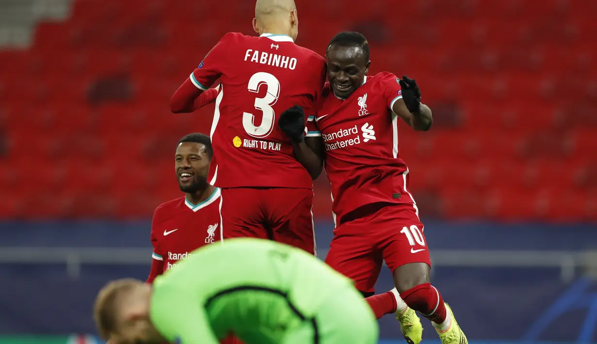 Penyerang Liverpool, Sadio Mane (kanan) berselebrasi usai mencetak gol ke gawang RB Leipzig pada pertandingan leg kedua babak 16 besar Liga Champions di stadion Puskas Arena, Budapest, Hongaria, Kamis (11/3/2021). Berkat hasil ini, Liverpool lolos ke babak perempat final. (AP Photo/Laszlo Balogh)