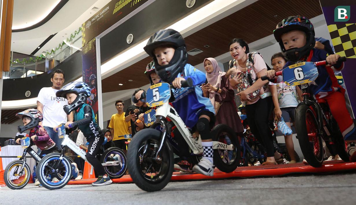 Orang tua memberikan dukungan kepada anaknya saat acara balap sepeda anak Push bike di Pacific Garden Square, Alam Sutera, Tangerang, Sabtu (30/3/2024). (Bola.com/M Iqbal Ichsan)