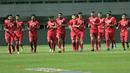 Para pemain Bahrain berlari mengitari lapangan saat uji coba lapangan di Stadion Pakansari, Bogor, (26/4/2018). Bahrain tampil dengan pemain muda pada PSSI Anniversarry Cup 2018 . (Bola.com/Nick Hanoatubun)