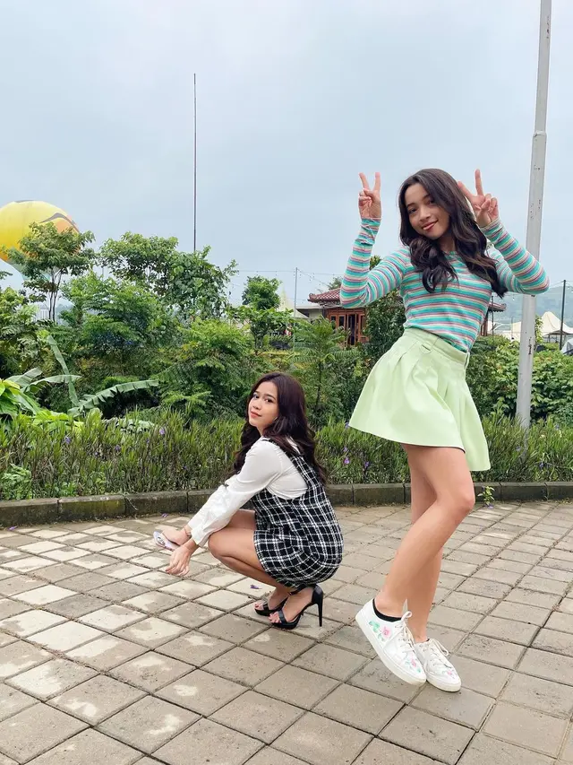 Megan Domani pakai rok mini [Instagram/megandomani1410]