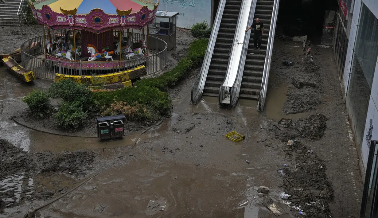 Provinsi Hebei di luar Beijing telah mengalami beberapa banjir terburuk di kawasan itu. Banjir di Zhuozhou, barat daya Beijing, mulai surut pada Sabtu, memungkinkan sebagian dari 125.000 warga yang dievakuasi untuk kembali ke rumah mereka. (AP Photo/Andy Wong)