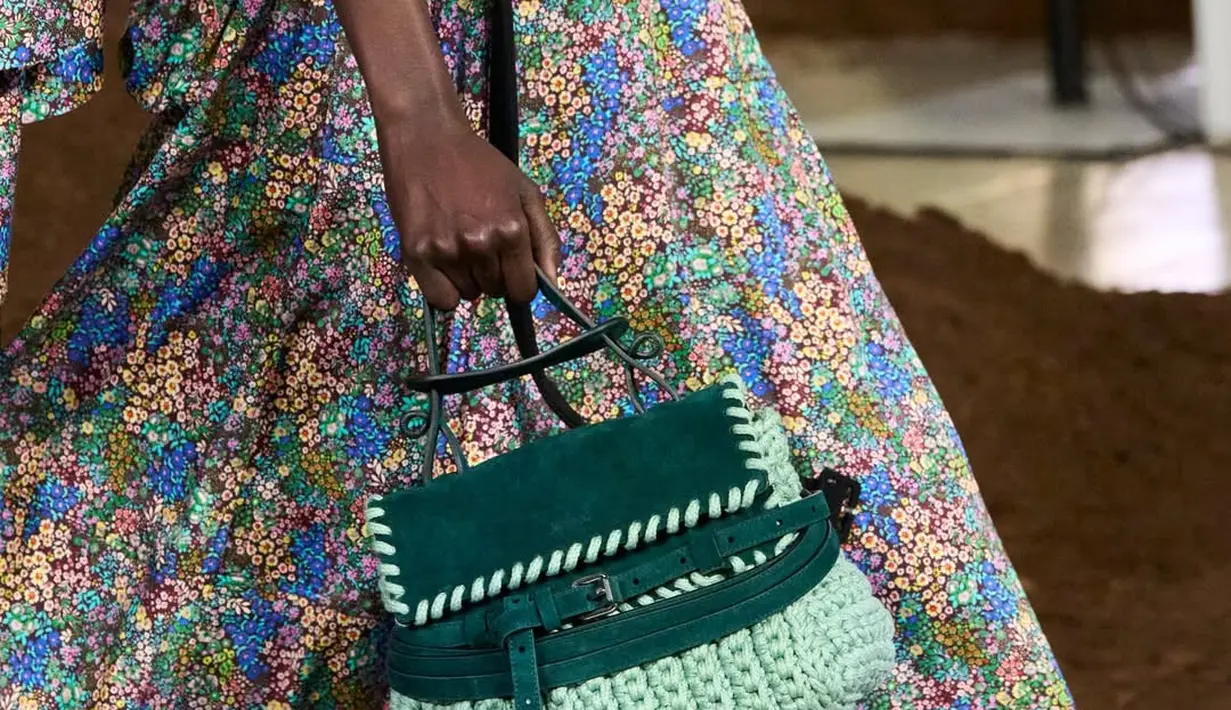 Tie Me Bag Moschino hadir dengan versi rajutan yang manis dan estetik [@moschino]