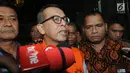 Mantan Direktur Utama PT Garuda Indonesia, Emirsyah Satar memakai rompi tahanan memberikan keterangan usai pemeriksaan penyidik di Gedung KPK, Jakarta, Rabu (7/8/2019). (merdeka.com/Dwi Narwoko)