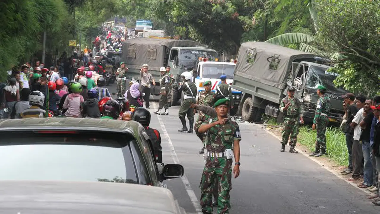 truk TNI ringsek