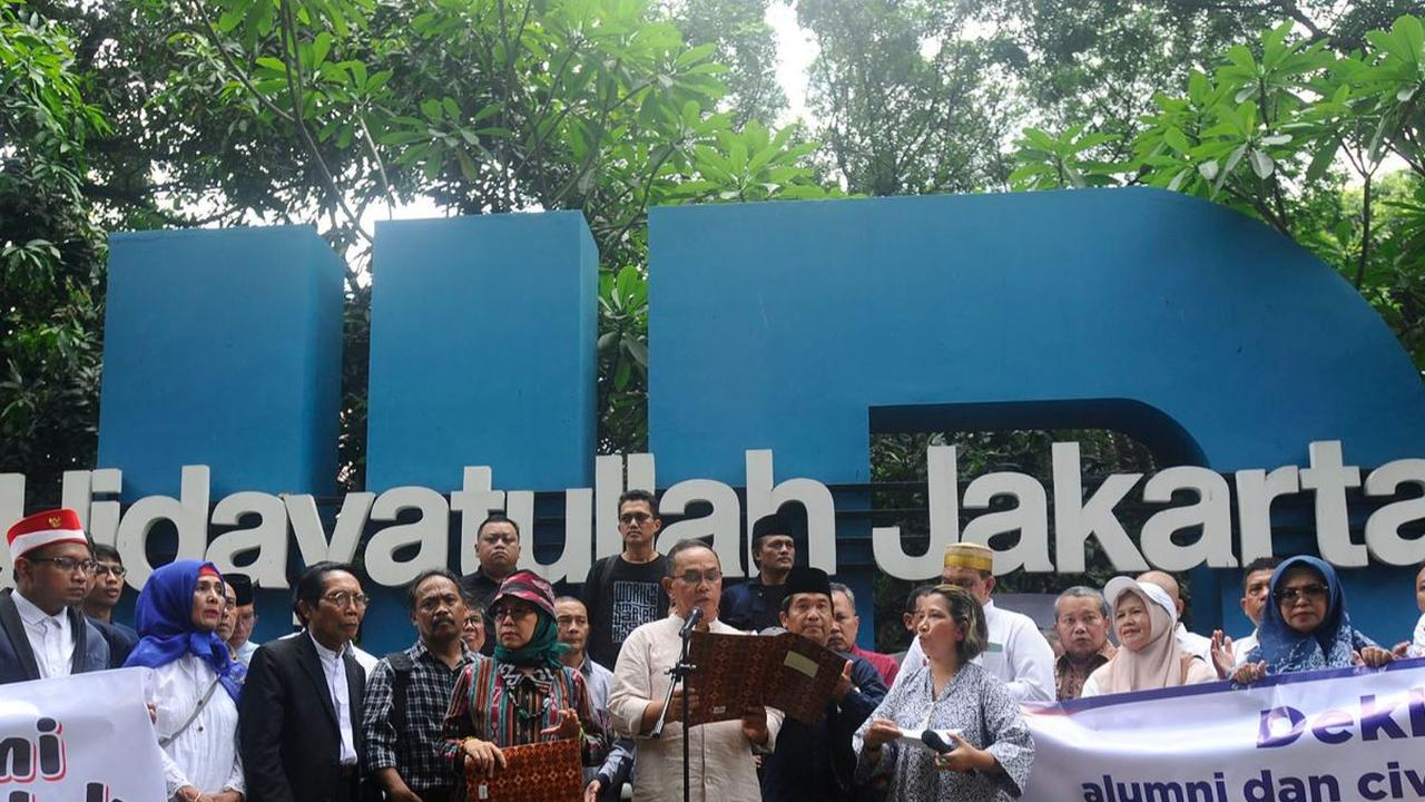 Alumni dan sivitas akademika Universitas Islam Negeri (UIN) Syarif Hidayatullah Jakarta menyampaikan pernyataan sikap terkait Pemilu 2024 dan kondisi demokrasi di Kampus UIN, Ciputat, Tangerang Selatan, Banten, Senin (5/2/2024). Foto: Merdeka.com/Arie Bas