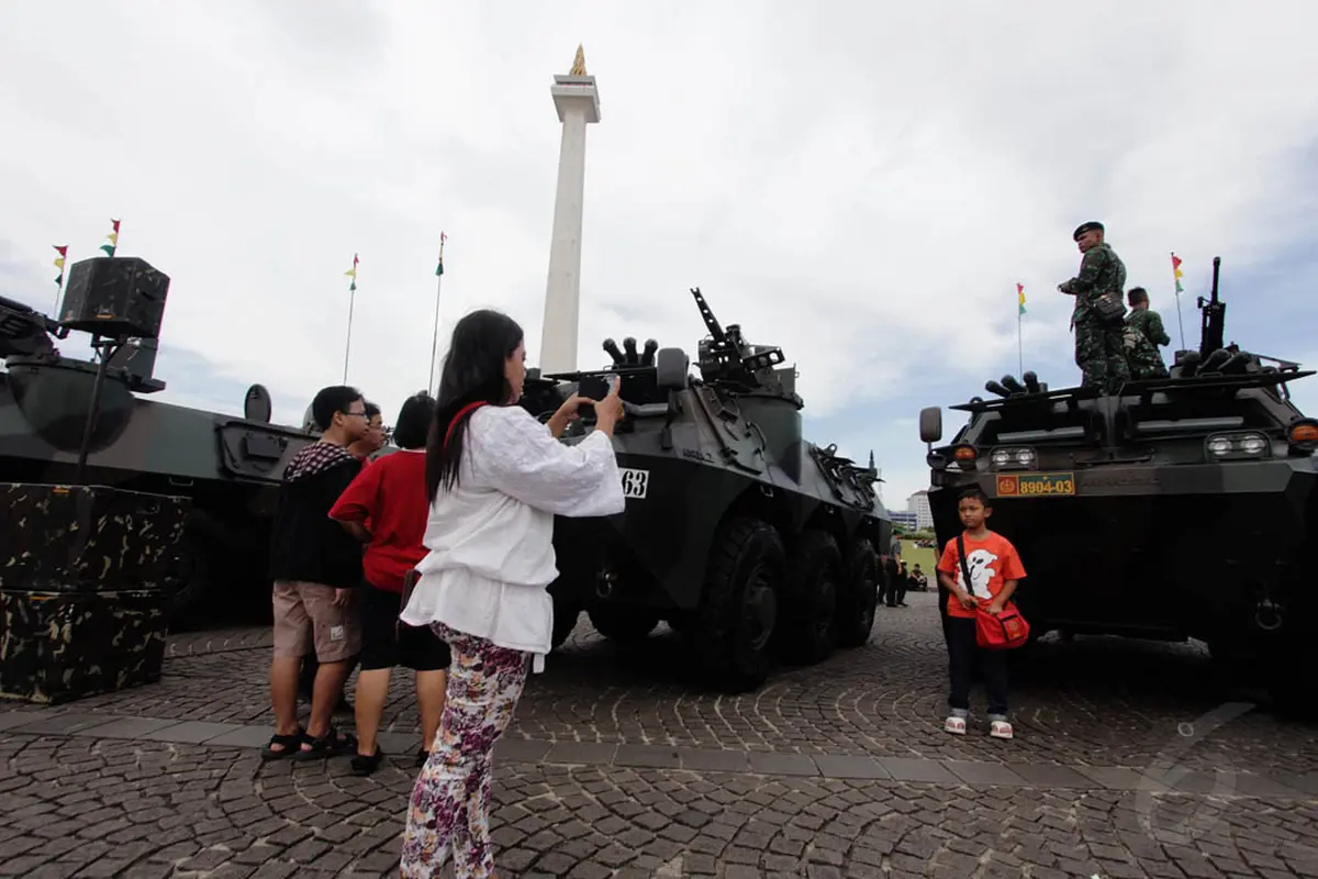 HUT TNI AD, Warga Ramai-Ramai Foto di Depan Tank