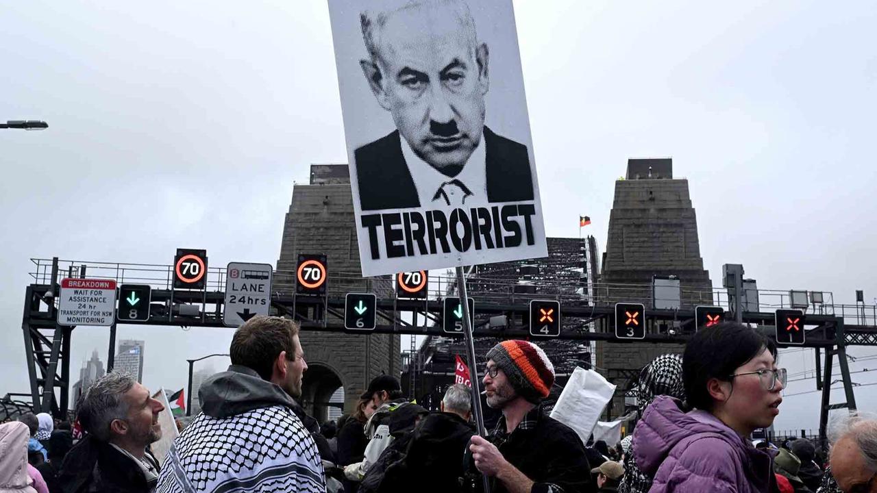 FOTO: Ribuan Warga Tumpah Ruah di Jembatan Sydney, Seruan Global untuk Gaza Menggema di Tengah Hujan