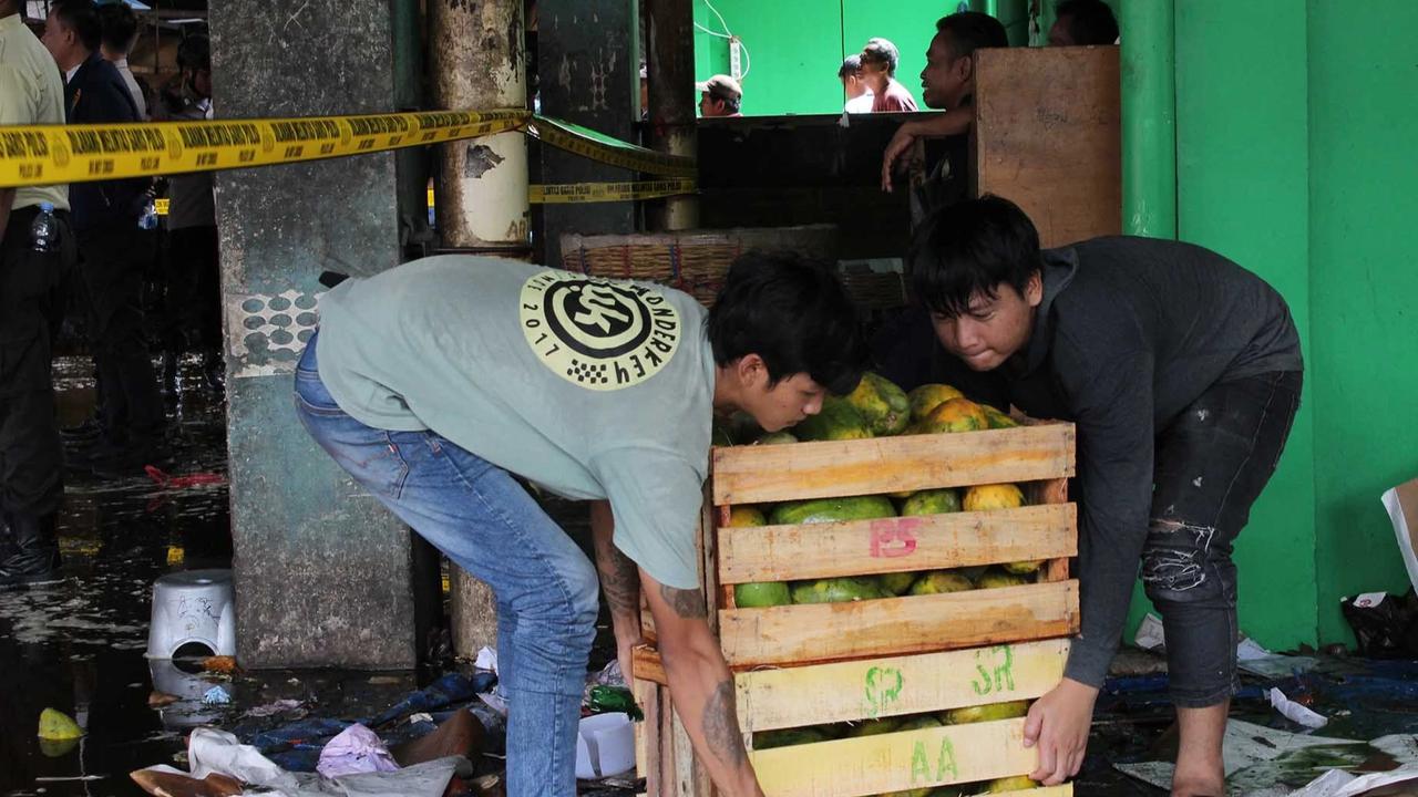 Kebakaran Hanguskan Ratusan Lapak di Pasar Induk Kramat Jati