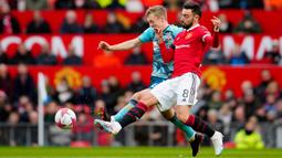 Pemain Manchester United Bruno Fernandes (kanan) berebut bola dengan pemain Southampton James Ward-Prowse pada pertandingan sepak bola Liga Inggris di Stadion Old Trafford, Manchester, Inggris, 12 Maret 2023. Pertandingan berakhir imbang dengan skor 0-0. (AP Photo/Jon Super)