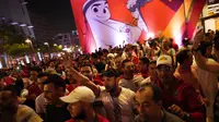 Penggemar Maroko bersorak saat mereka berbaris di Doha, Qatar, Jumat (18/11/2022). Para penggemar membanjiri Qatar pada hari Jumat menjelang Piala Dunia pertama di Timur Tengah ketika tuan rumah memutuskan untuk melarang penjualan bir di stadion selama gelaran tersebut - dalam perubahan mengejutkan di menit-menit terakhir yang disambut oleh Muslim konservatif negara itu. (AP Photo/Jon Gambrell)
